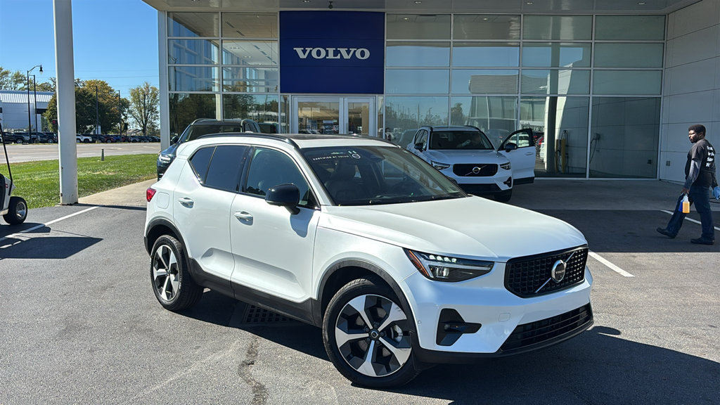 Certified 2026 Volvo XC40 B5 Plus AWD/4WD image 2