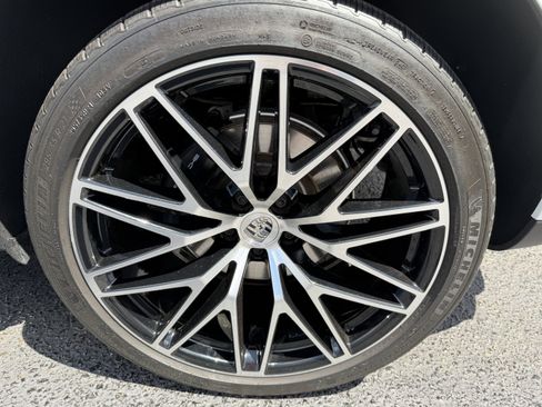 Certified 2023 Porsche Macan AWD/4WD image 10
