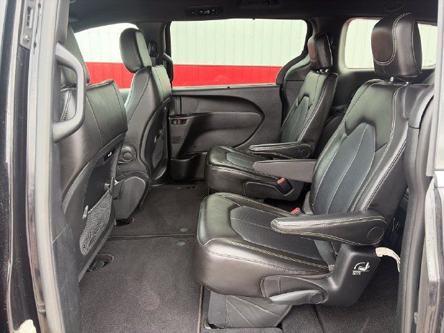 Used 2025 Chrysler Pacifica Select FWD image 39