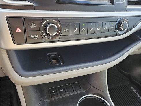 Used 2019 Toyota Highlander LE image 22