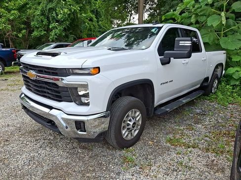 Used 2025 Chevrolet Silverado 2500 LT w/ Convenience Package AWD/4WD image 3