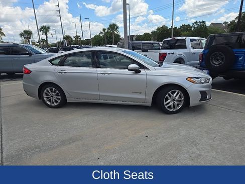 Used 2019 Ford Fusion SE FWD image 2