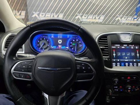 Used 2018 Chrysler 300 Touring L AWD/4WD image 20