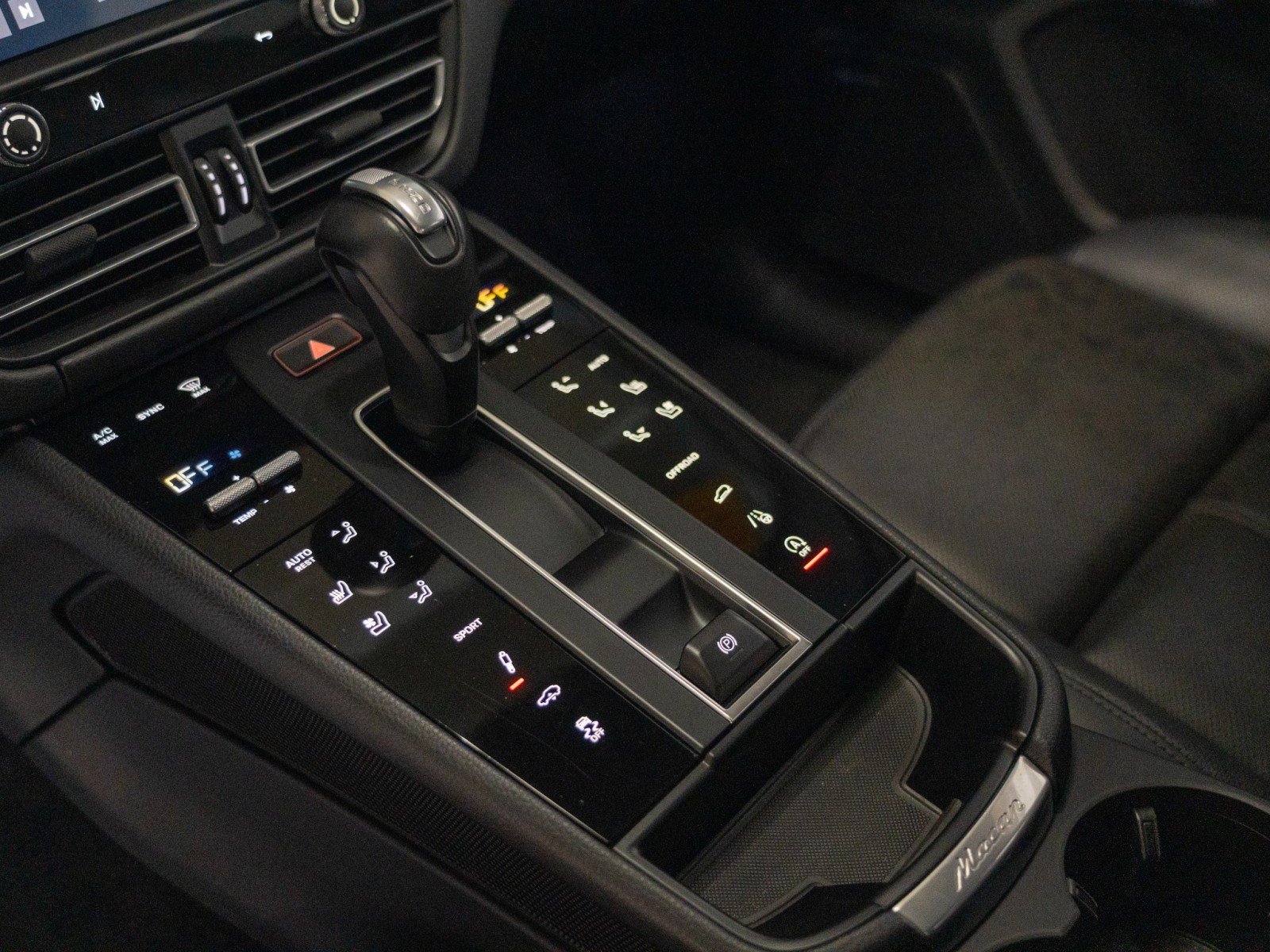 Certified 2025 Porsche Macan AWD/4WD image 19