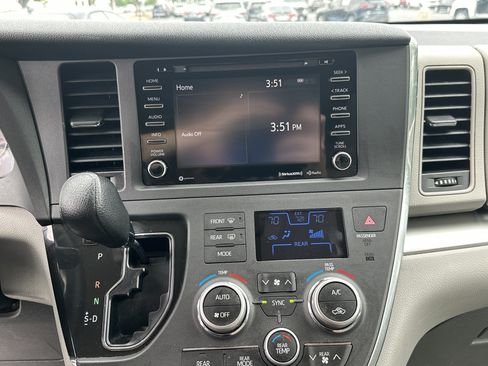 Used 2018 Toyota Sienna LE FWD image 24