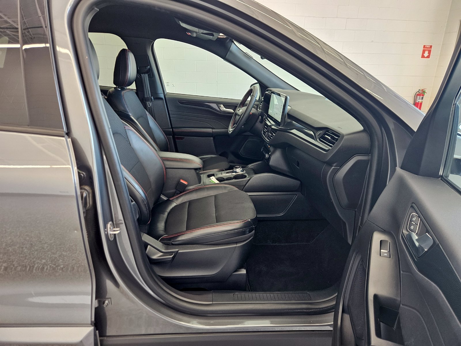 Used 2024 Ford Escape ST-Line w/ Tech Pack #1 FWD image 32