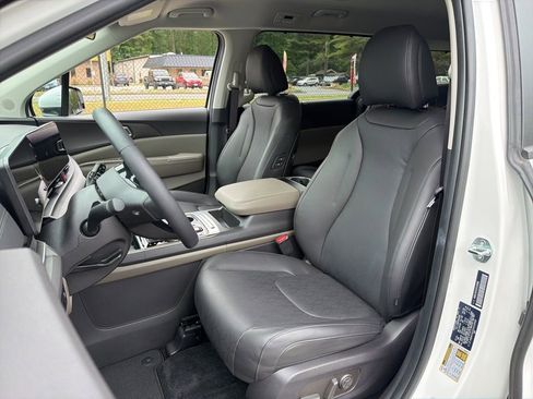 Used 2025 Kia Carnival EX FWD image 21