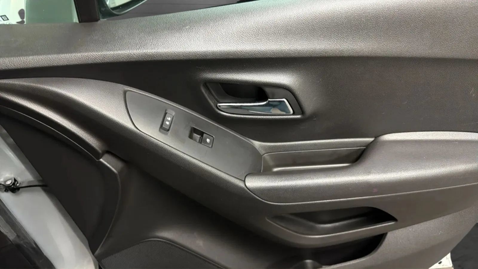 Used 2018 Chevrolet Trax LT w/ LT Convenience Package FWD image 18