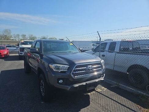 Used 2016 Toyota Tacoma TRD Off-Road w/ Towing Package image 2