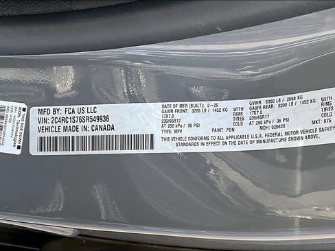 Used 2025 Chrysler Pacifica Select image 18