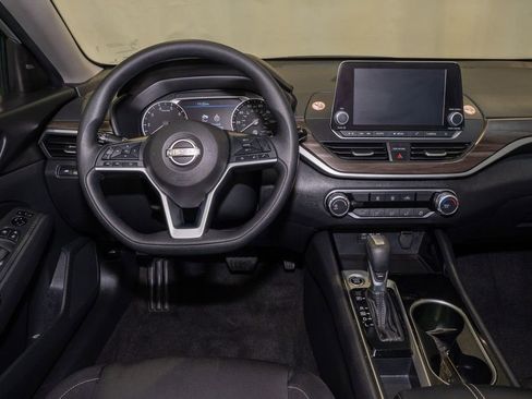 Used 2024 Nissan Altima 2.5 SV image 2