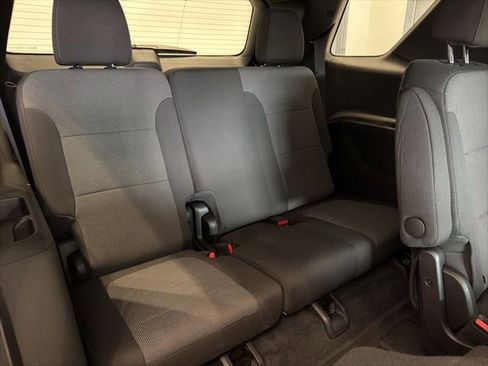 Used 2023 Chevrolet Traverse LT FWD image 11