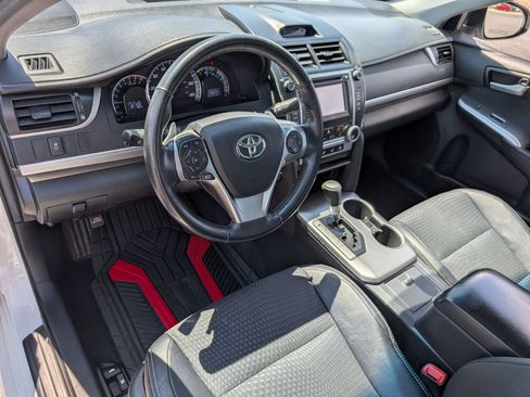 Used 2014 Toyota Camry SE FWD image 16