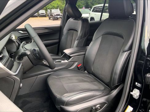 Certified 2025 Jeep Grand Cherokee Altitude AWD/4WD image 8