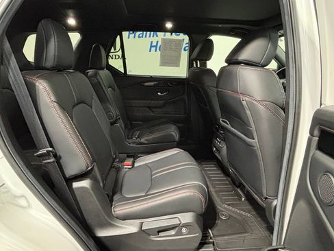 Used 2025 Honda Pilot TrailSport image 37