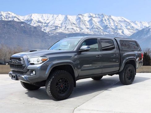 Used 2016 Toyota Tacoma TRD Sport w/ Premium & Technology Package AWD/4WD image 2