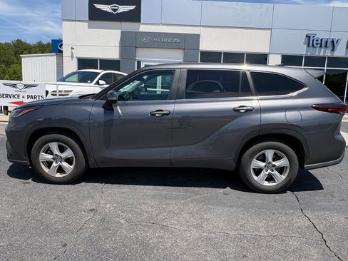 Used 2024 Toyota Highlander LE FWD image 4
