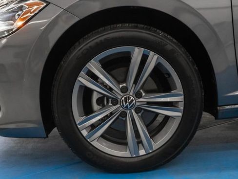 Used 2022 Volkswagen Jetta SE w/ Panoramic Sunroof Package image 2