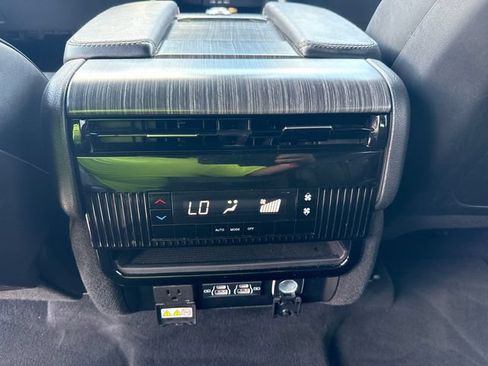 Used 2024 Jeep Wagoneer L Series II RWD image 24