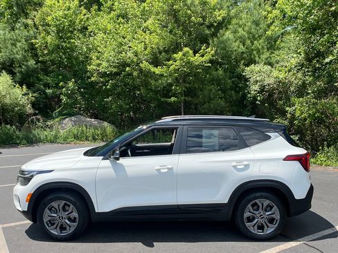 Used 2024 Kia Seltos S AWD/4WD image 2