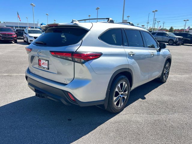 Used 2021 Toyota Highlander XLE FWD image 3