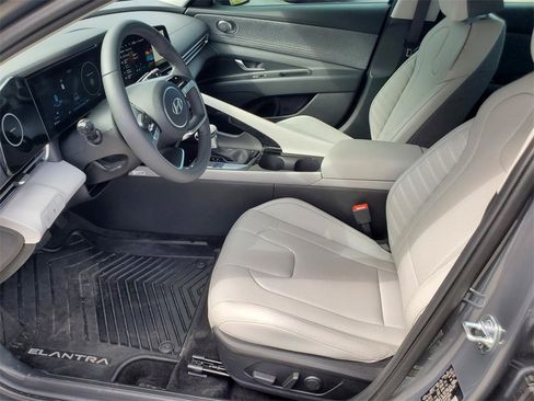 Used 2025 Hyundai Elantra Limited image 4