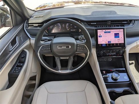 New 2025 Jeep Grand Cherokee Limited w/ Luxury Tech Group II image 16