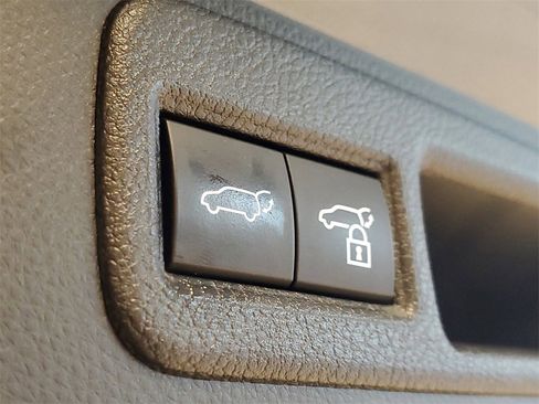 Used 2023 Toyota Venza LE image 9