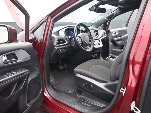 Used 2020 Chrysler Pacifica Touring w/ S Appearance Package FWD image 9