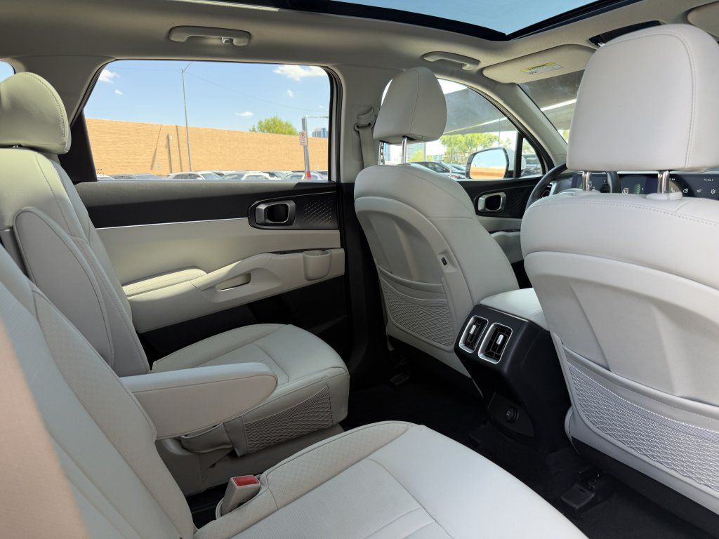 Used 2025 Kia Sorento EX w/ EX Panoramic Sunroof Package AWD/4WD image 39