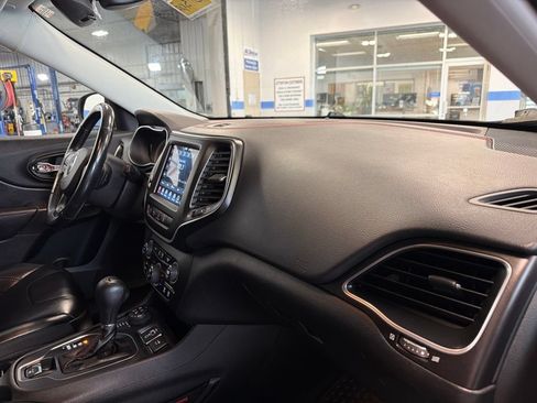 Used 2021 Jeep Cherokee Trailhawk w/ Technology Group AWD/4WD image 31