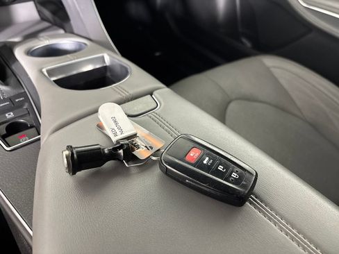Used 2022 Toyota Avalon Limited w/ Advanced Safety Package FWD image 18