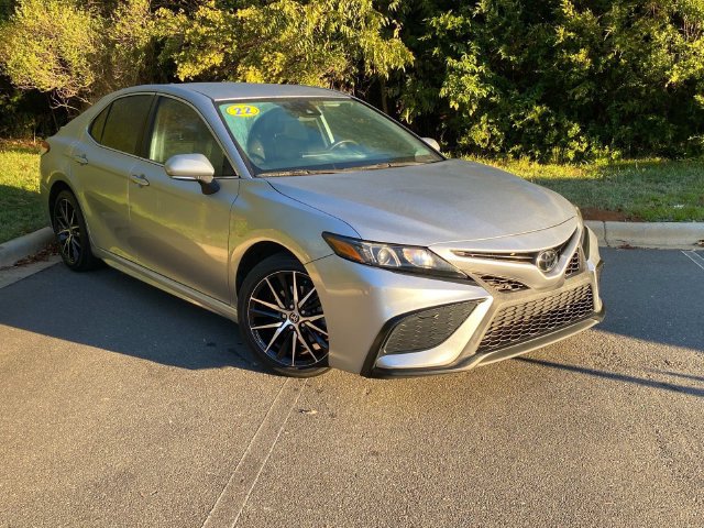 Used 2022 Toyota Camry SE FWD image 1