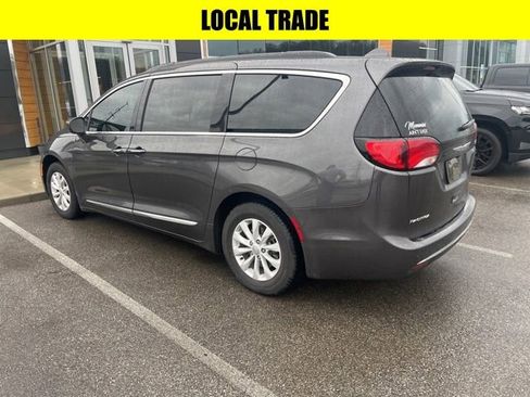 Used 2018 Chrysler Pacifica Touring-L image 3