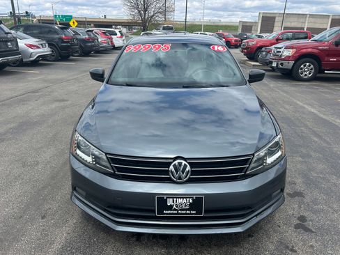 Used 2016 Volkswagen Jetta Sport w/ Lighting Package FWD image 2