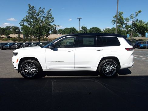 New 2025 Jeep Grand Cherokee L Summit w/ Luxury Tech Group V image 5