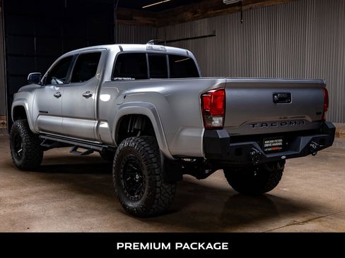 Used 2016 Toyota Tacoma TRD Sport image 6