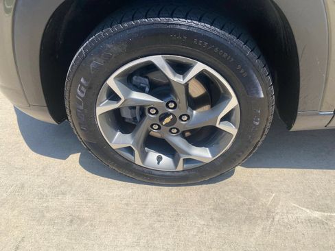 Used 2024 Chevrolet Trax LT FWD image 9