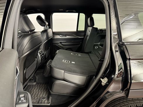 Used 2024 Jeep Grand Cherokee Limited image 31