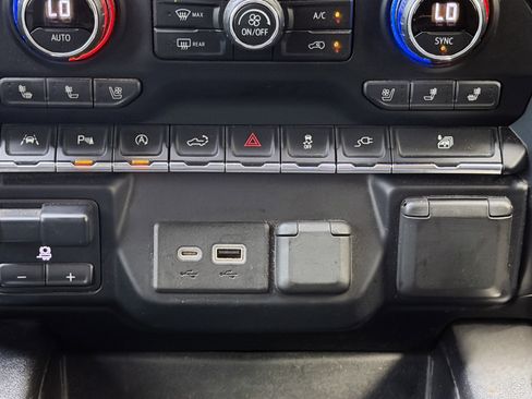 Used 2020 Chevrolet Silverado 1500 LTZ w/ LTZ Plus Package image 11