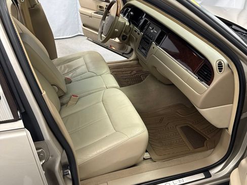 Used 2008 Lincoln Town Car Signature Limited RWD image 25