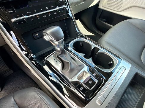 Used 2024 Kia Carnival EX image 18