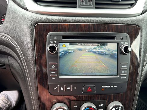 Used 2016 Chevrolet Traverse LT w/ Style and Technology Package FWD image 21