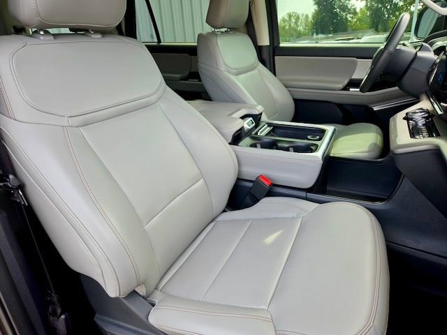 Used 2025 Ford Expedition Active AWD/4WD image 9