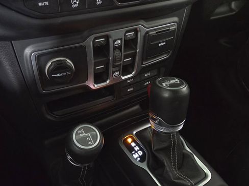 Used 2018 Jeep Wrangler Unlimited Sahara AWD/4WD image 28
