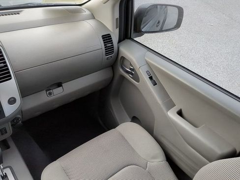 Certified 2021 Nissan Frontier SV w/ Midnight Edition Floor Mats image 17