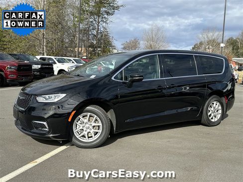 Used 2025 Chrysler Pacifica Select image 1