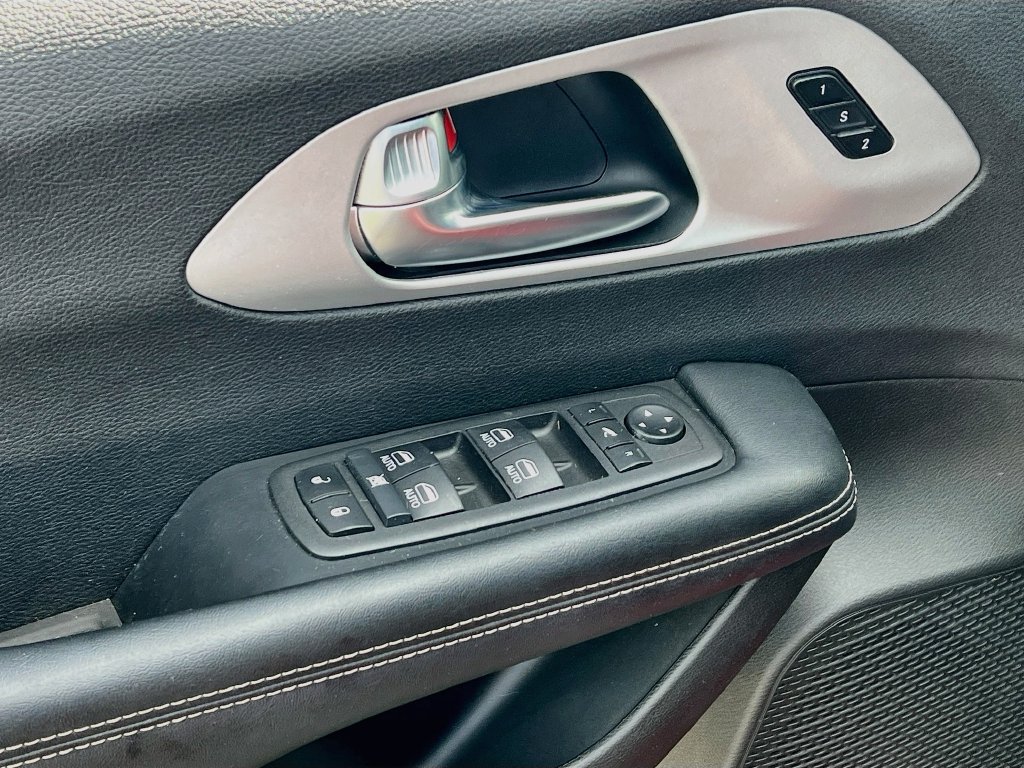 Used 2025 Chrysler Pacifica Limited FWD image 18
