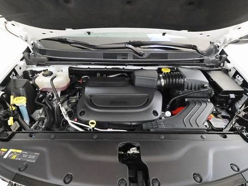 Used 2025 Chrysler Pacifica Limited image 6