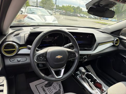 Used 2024 Chevrolet Trax LT w/ Driver Confidence Package FWD image 14